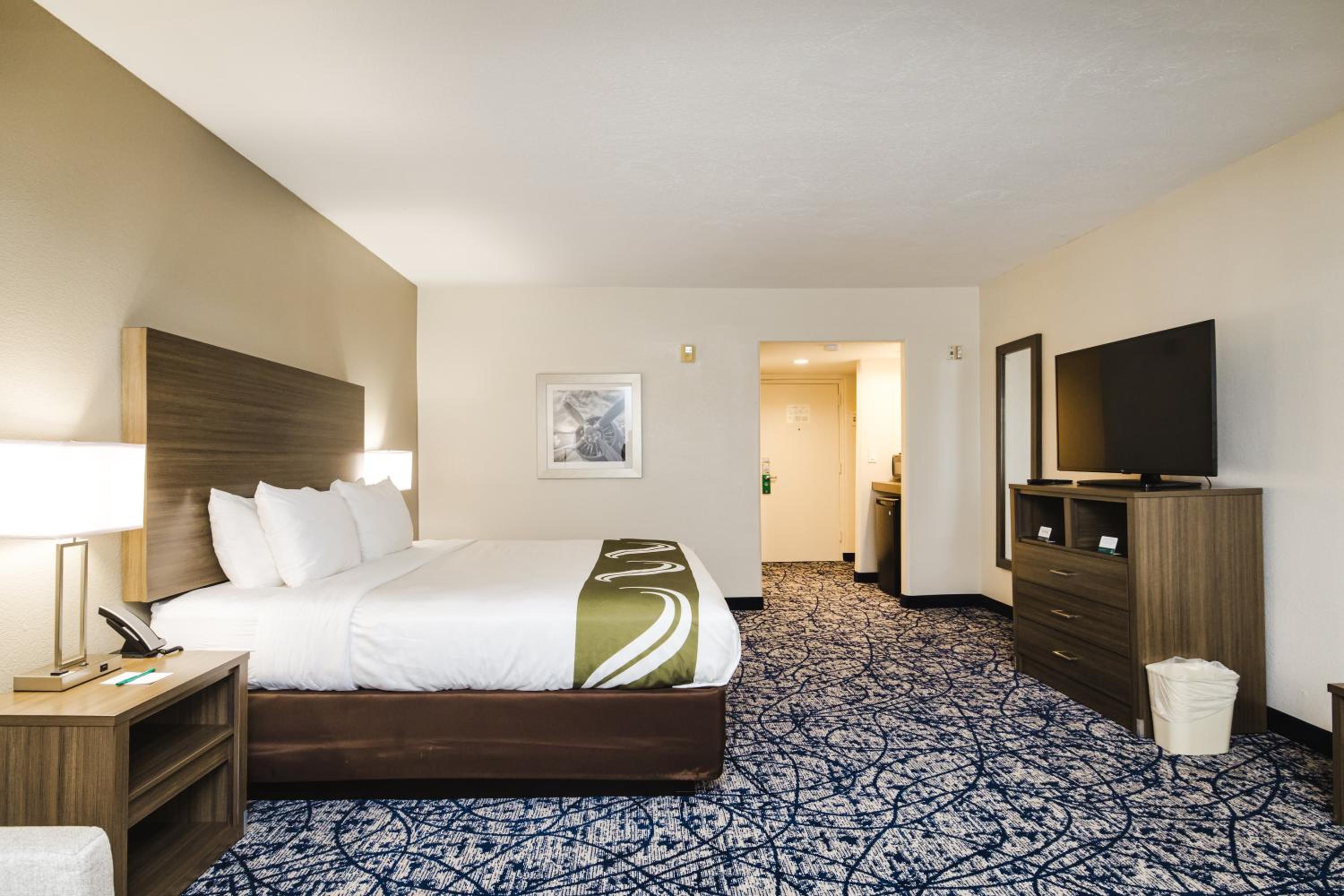 SUITE, KING BED