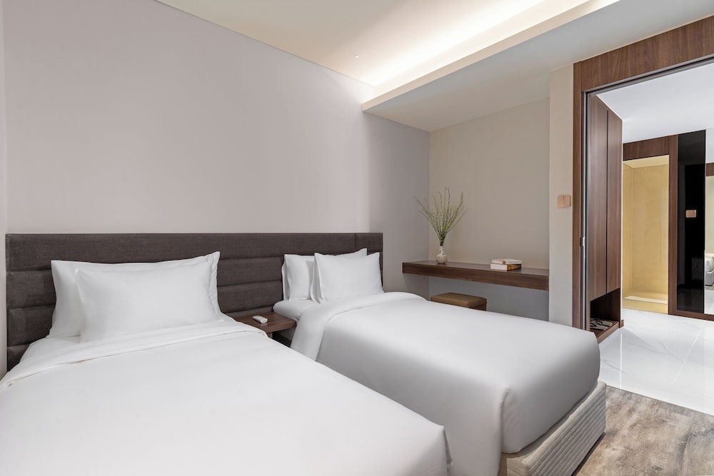 3 Bedrooms, Suite, King and Twin Beds, Queen Bed, Sea or River View