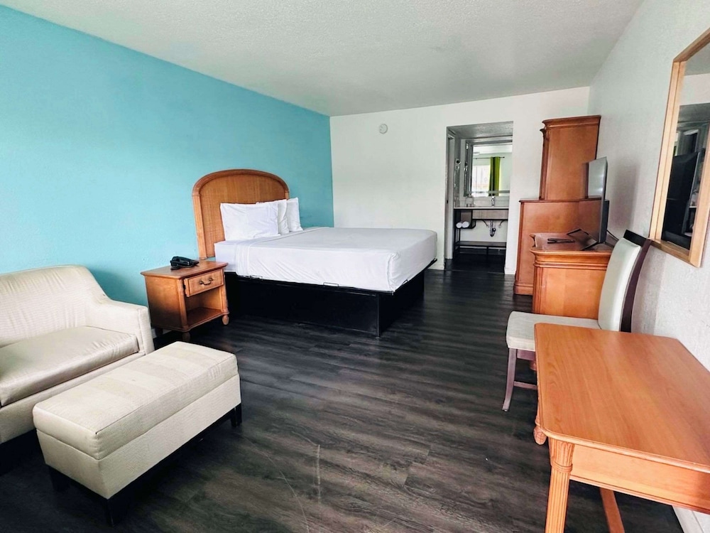 ROOM, KING BED