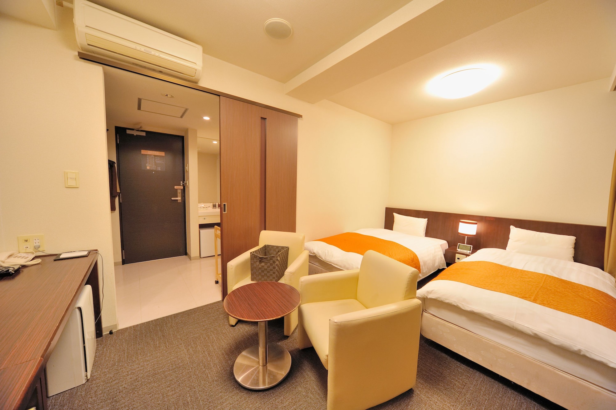 ROOM, TWIN BEDS