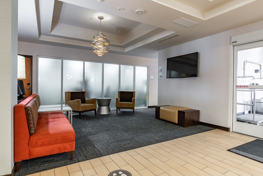 Holiday Inn Express & Suites New Martinsville 48/73