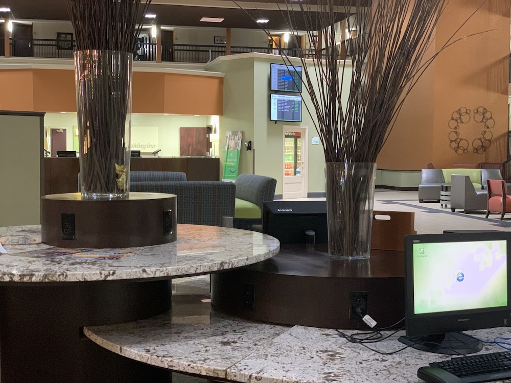 Clarion Hotel & Suites Conference Center Memphis Airport 23/31