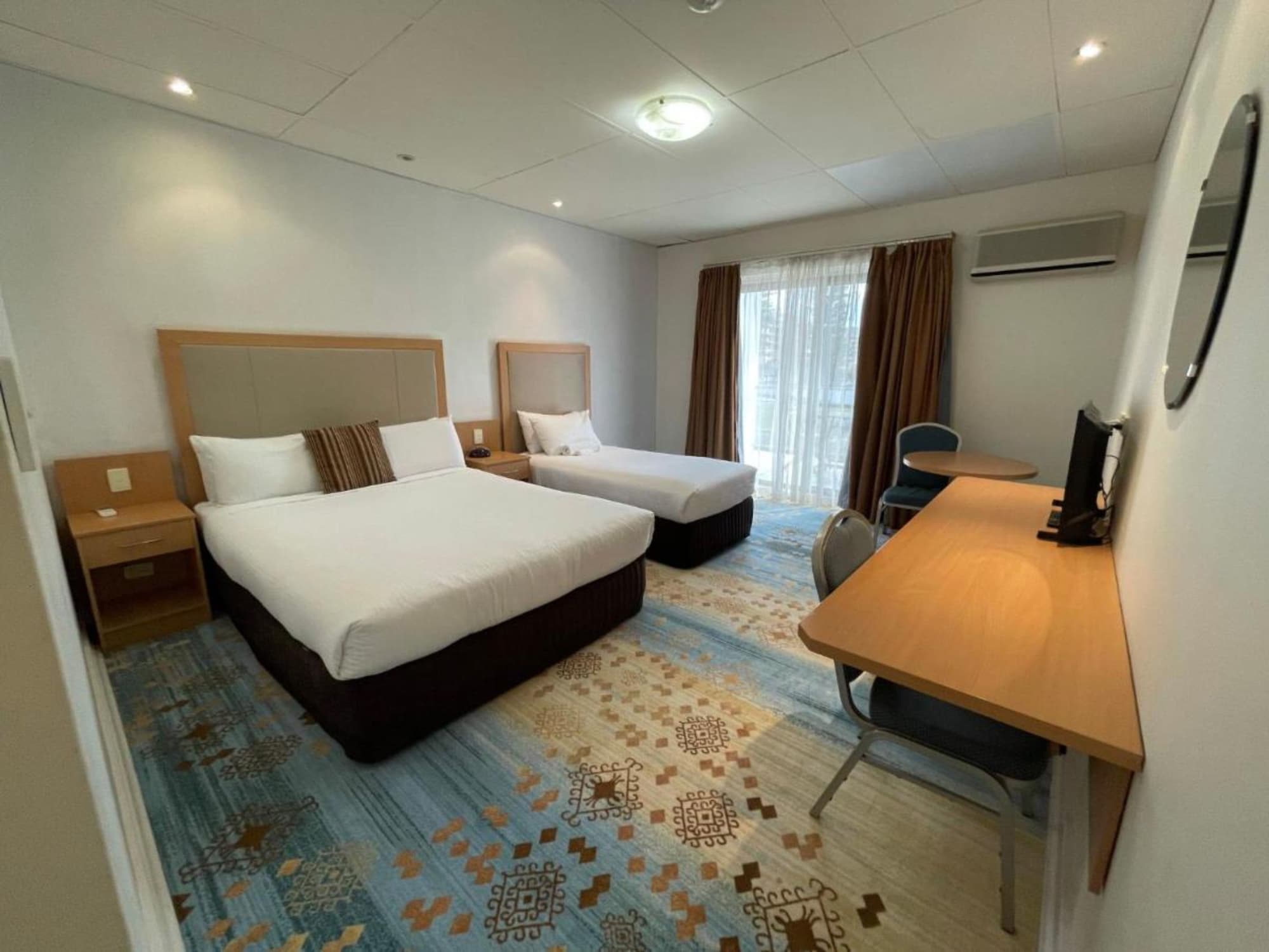 ROOM, BALCONY