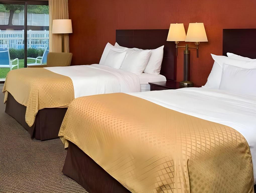 2 Rooms, Bi Level, Suite, 2 King Beds, Sofa, Jetted Tub