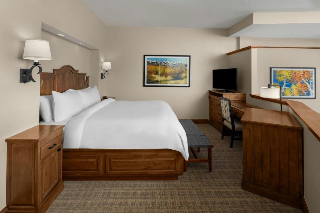 Deluxe, Executive, Suite, King Bed, Mountain or Golf View, Sofa, Balcony