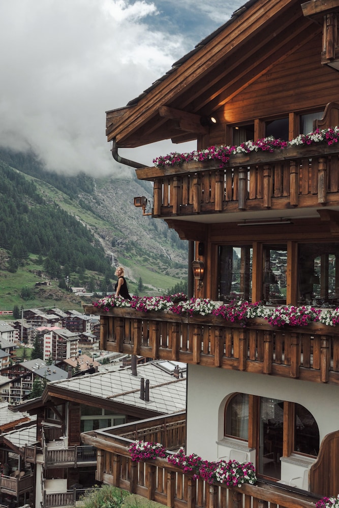 Chalet Hotel Schonegg 5/49