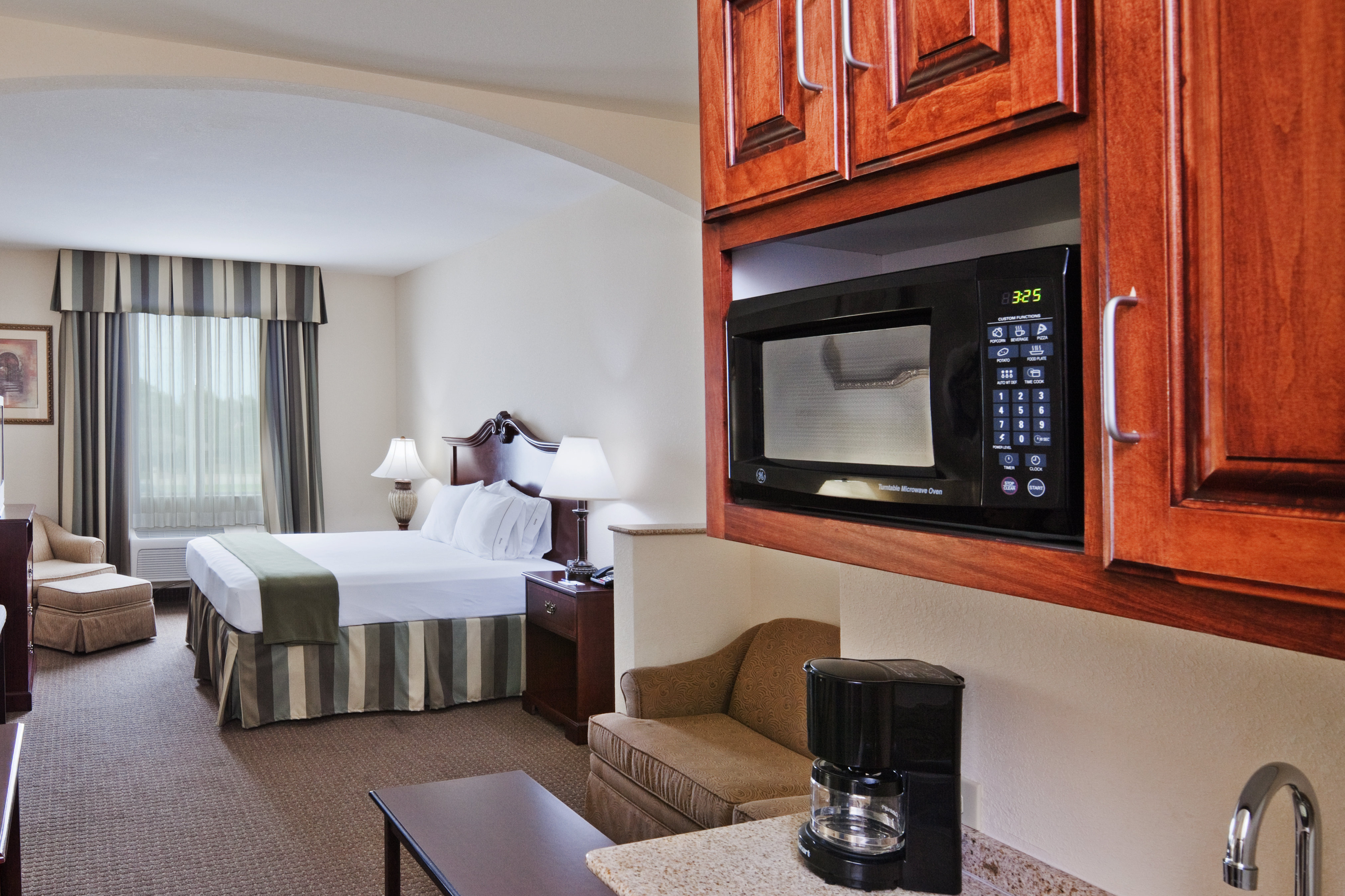 Holiday Inn Express and Suites Woodward Hwy 270 12/46