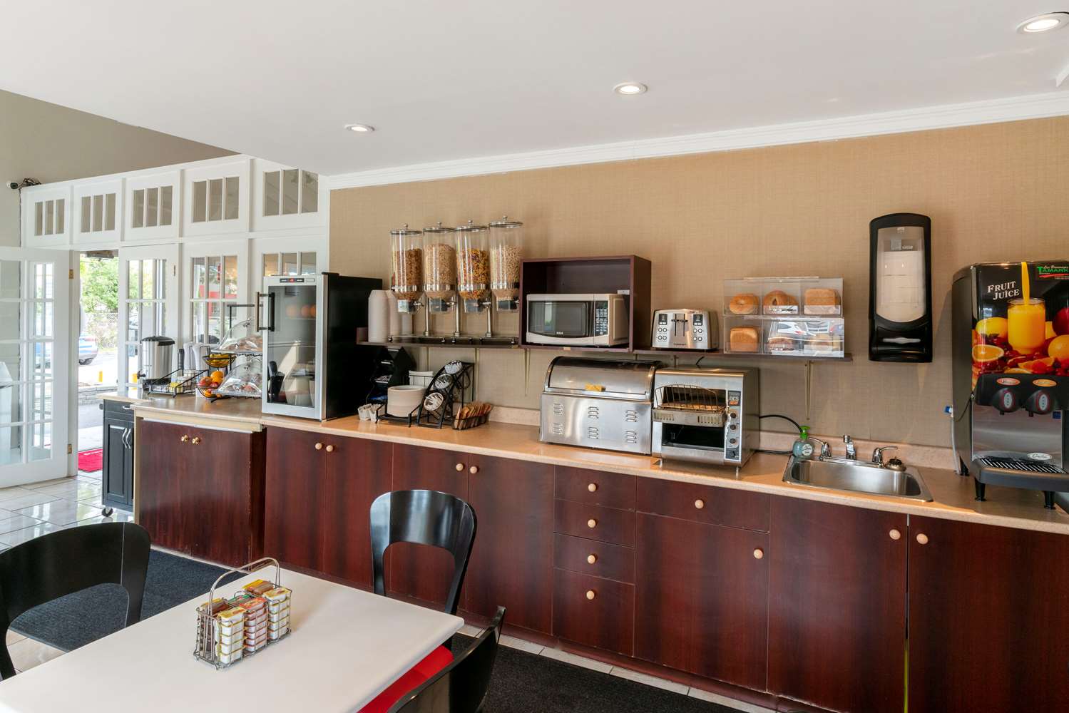 Econo Lodge Brossard, QC 23/28