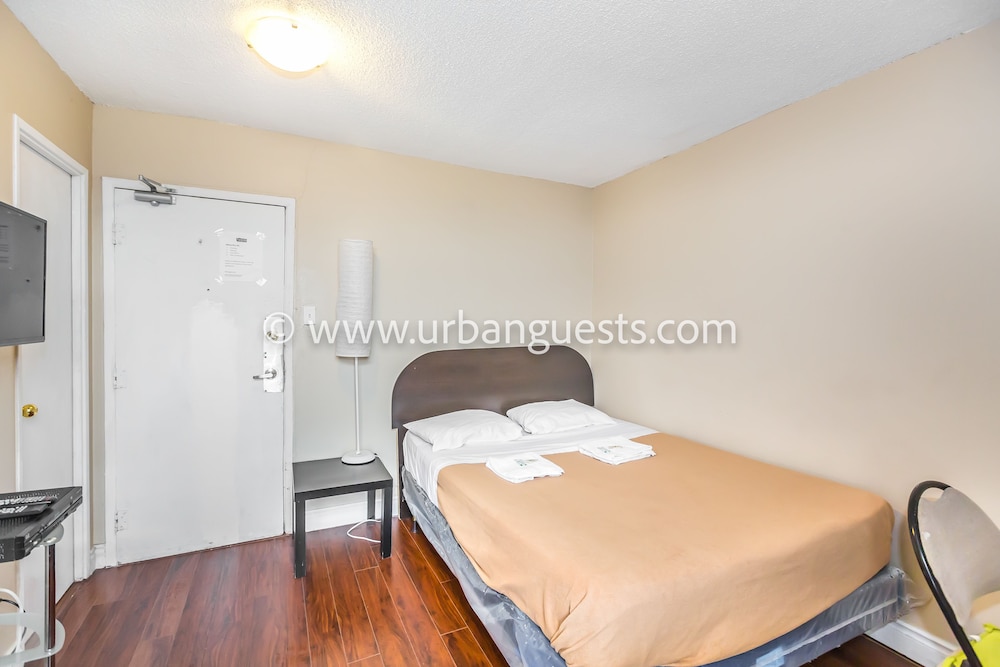 Toronto Furnished Living 19/52
