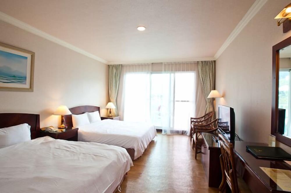 Lakeside Resort Hotel 16/50