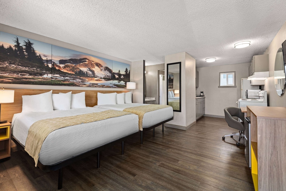 Efficiency, 2 Double Beds, Days Inn by Wyndham Lakewood South Tacoma 5/10