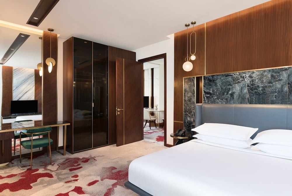 Suite, King Bed