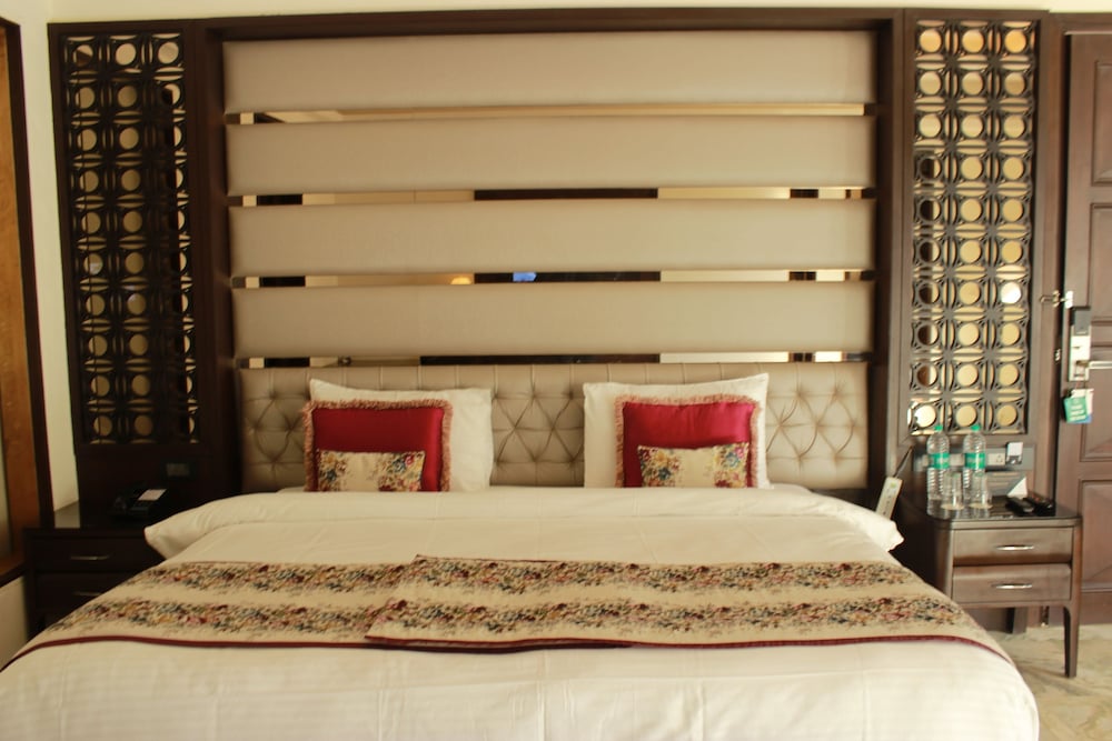 SIGNATURE, SUITE, KING BED, POOL VIEW, POOL SIDE