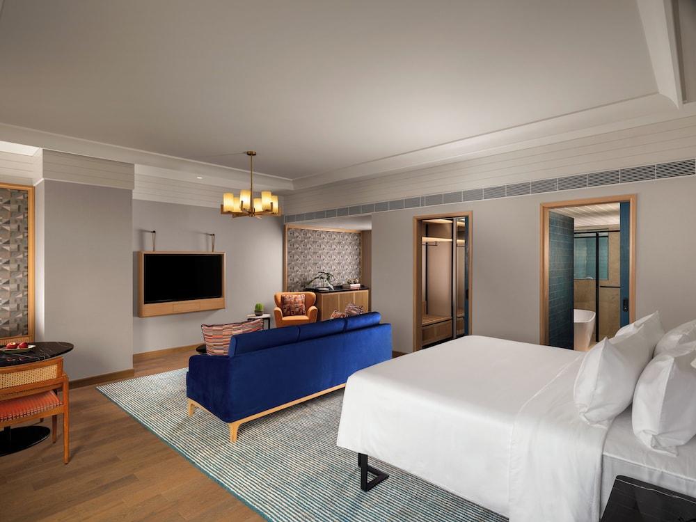 SUPERIOR, SUITE, KING BED, LOUNGE ACCESS