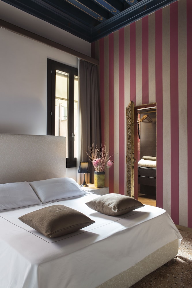 Luxury, Queen Bed, Canal View, Hotel Corte di Gabriela 9/10