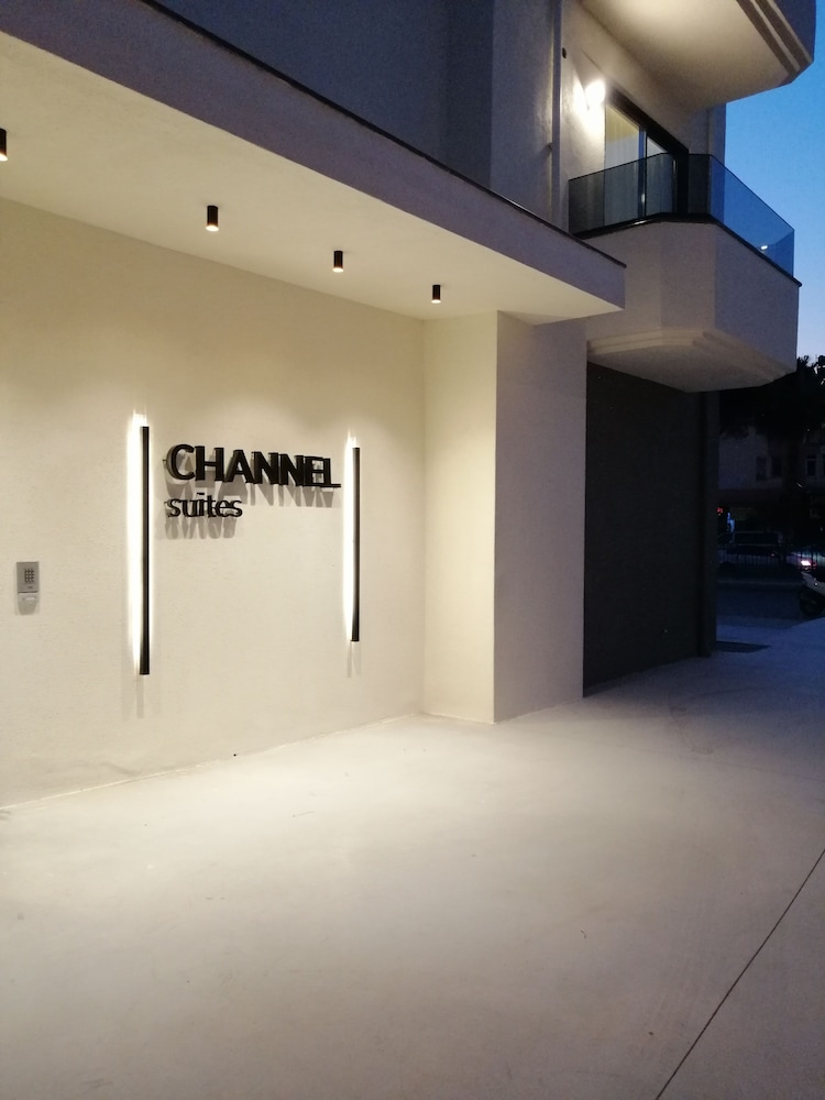 Channel Suites 2/35
