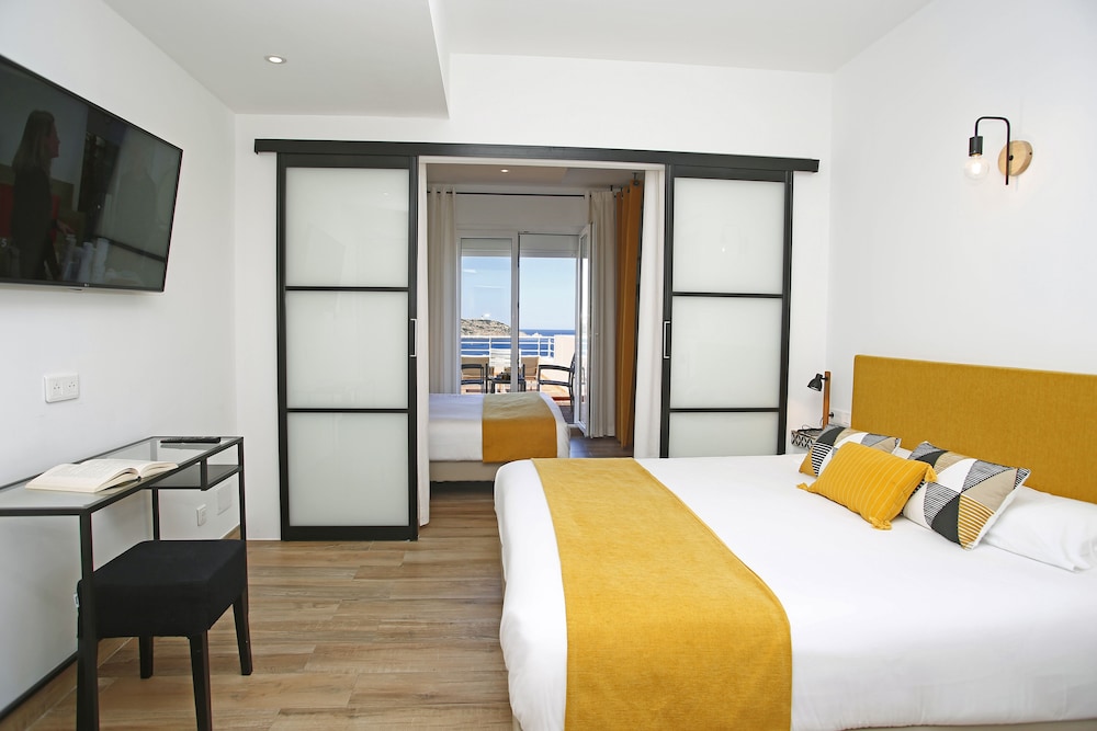 Panoramic, Quadruple, Queen and Twin Beds, Sea View, Balcony, Le Saint Erasme 2/5