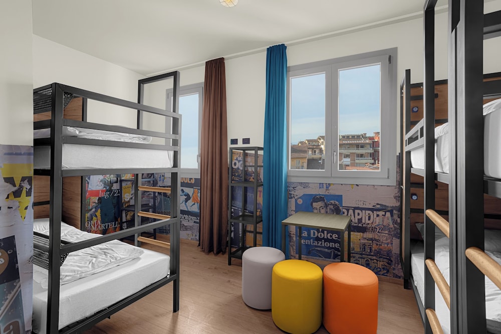 Room, 6 Beds, 3 Bunk Beds