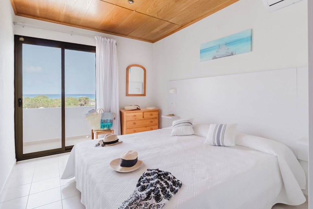 Essential, Twin Beds