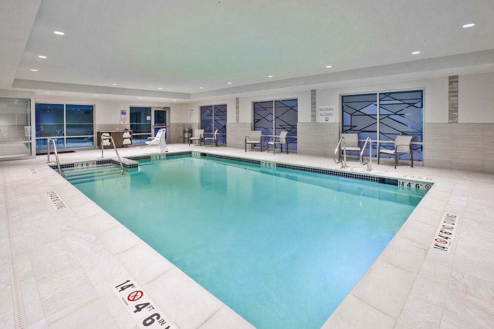 HOLIDAY INN EXPRESS & SUITES OKEMOS - UNIVERSITY AREA 20/41