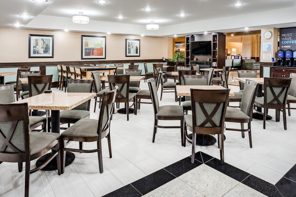 Holiday Inn Express Hotel Suites Canton 42/62