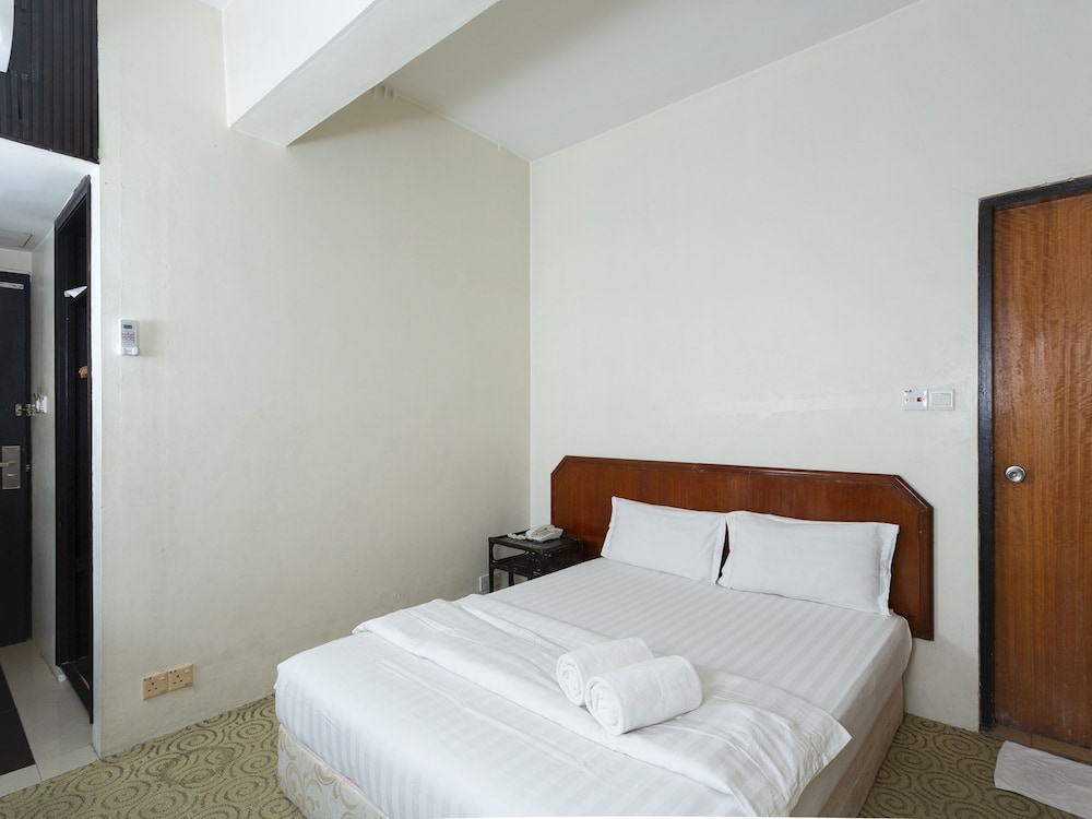 OYO 89619 De Choice Hotel 9/23