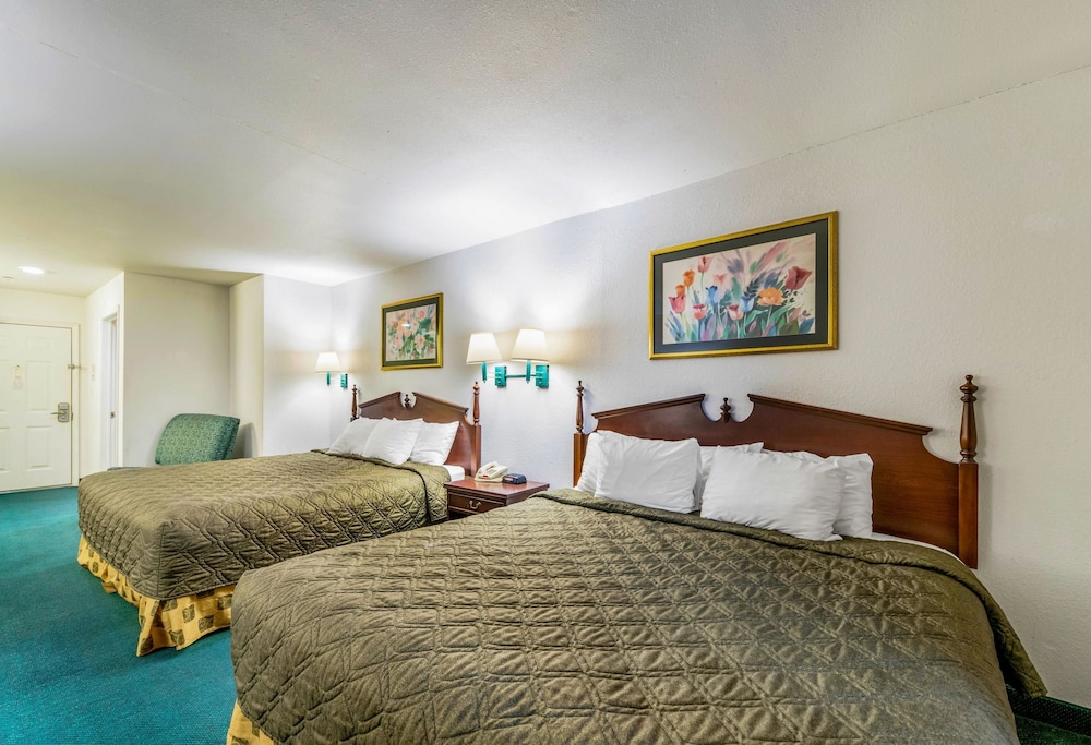 Travelodge by Wyndham Decatur TX 10/39