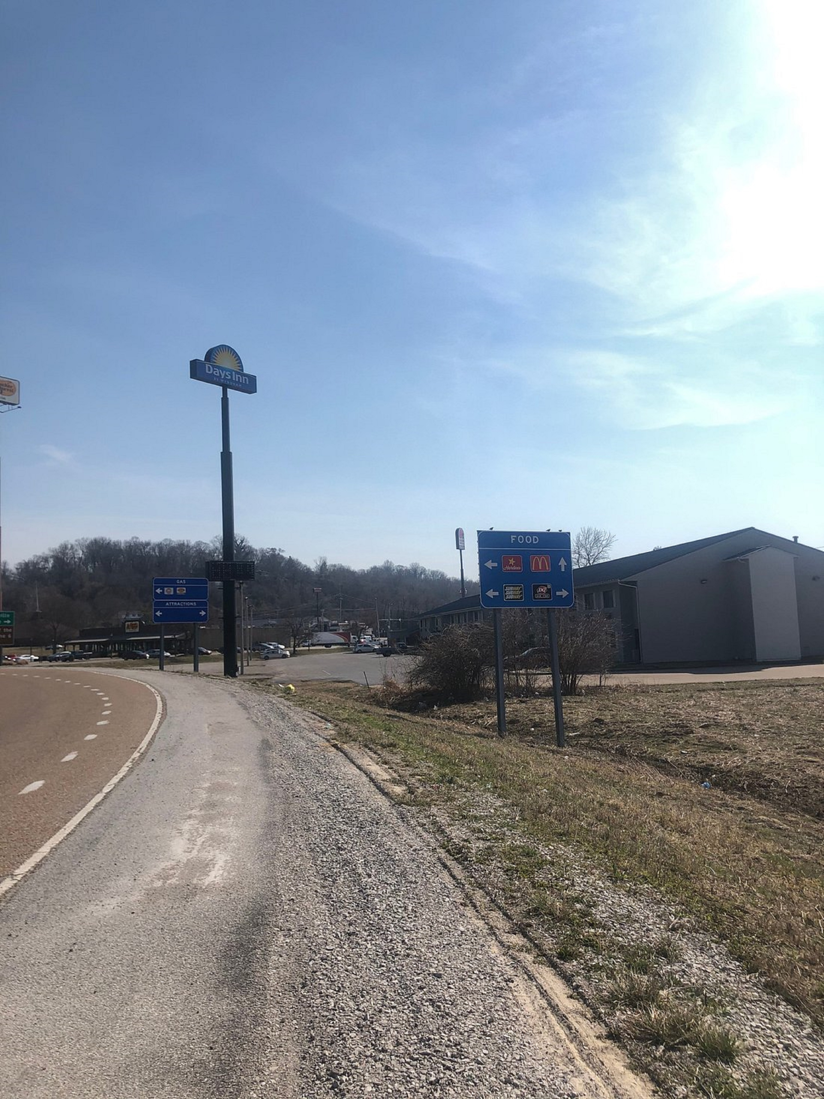 Days Inn & Suites by Wyndham Caseyville 19/20
