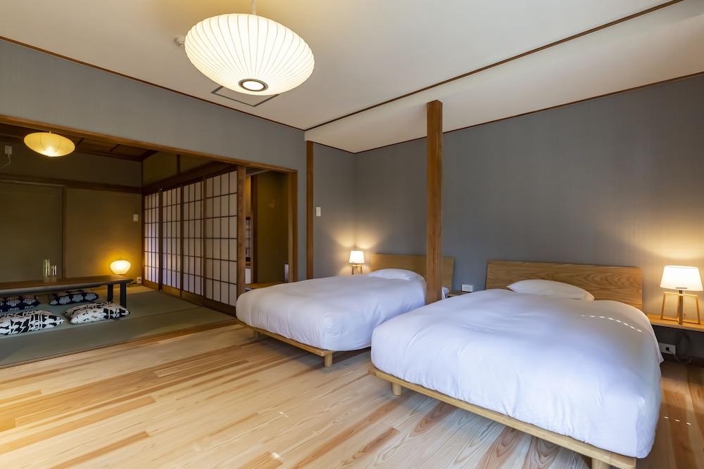 GRAND, TWIN BEDS