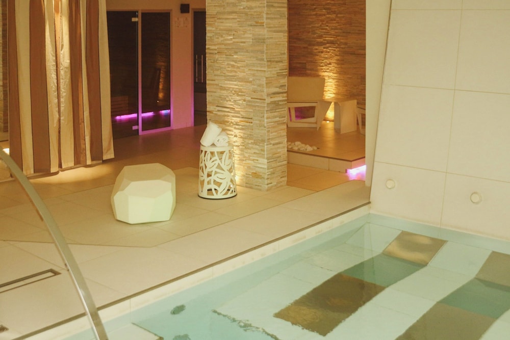 swimming pool spa