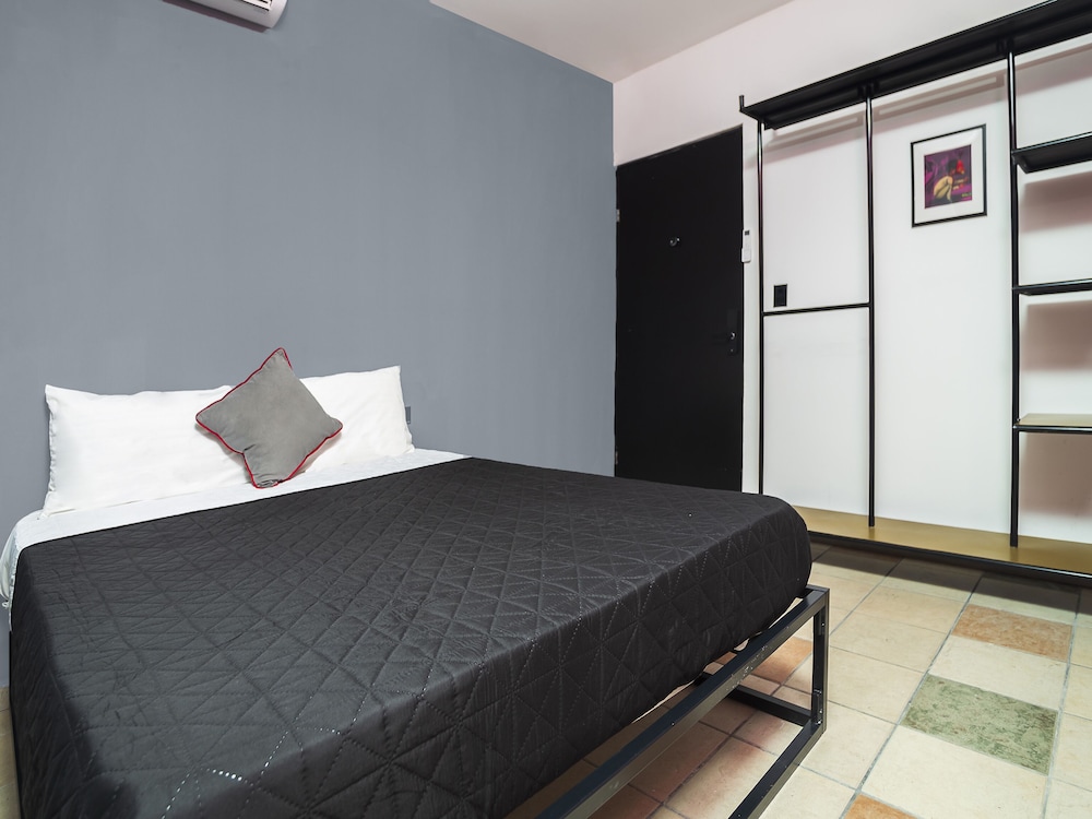 DELUXE, QUEEN BED, NO WINDOW, GROUND FLOOR