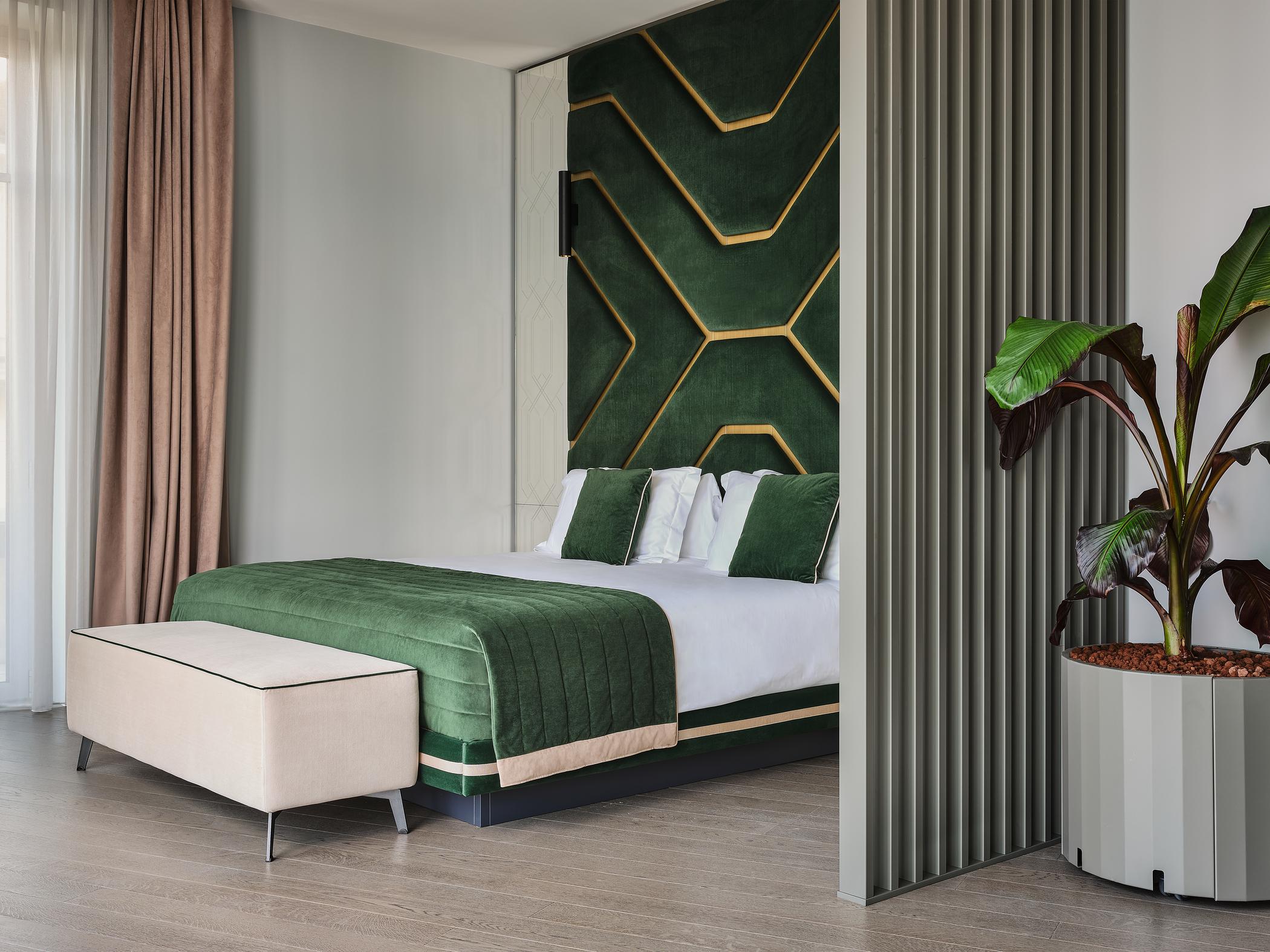 Perla Peacock, Suite