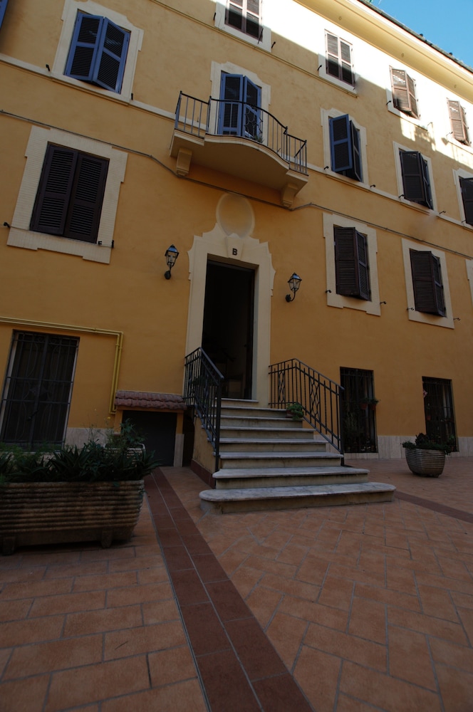 Vatican Holiday Hotel 2/36