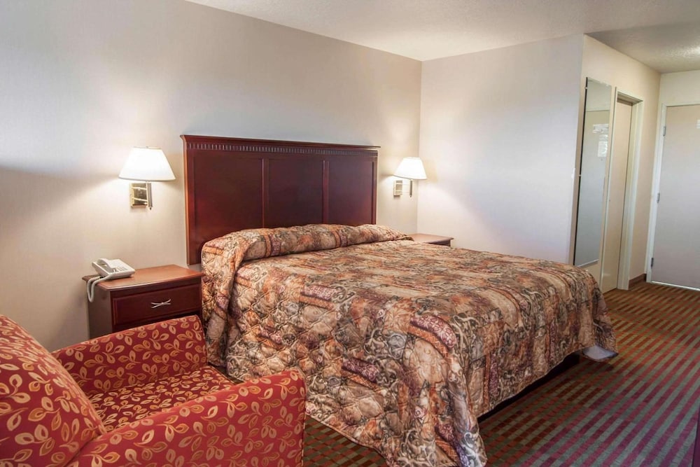 Bridgeway Inn & Suites Sublimity 19/41