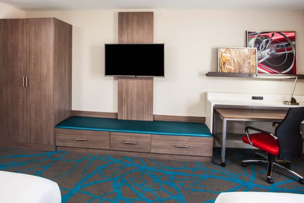 Holiday Inn Express Suites Litchfield West 54/56