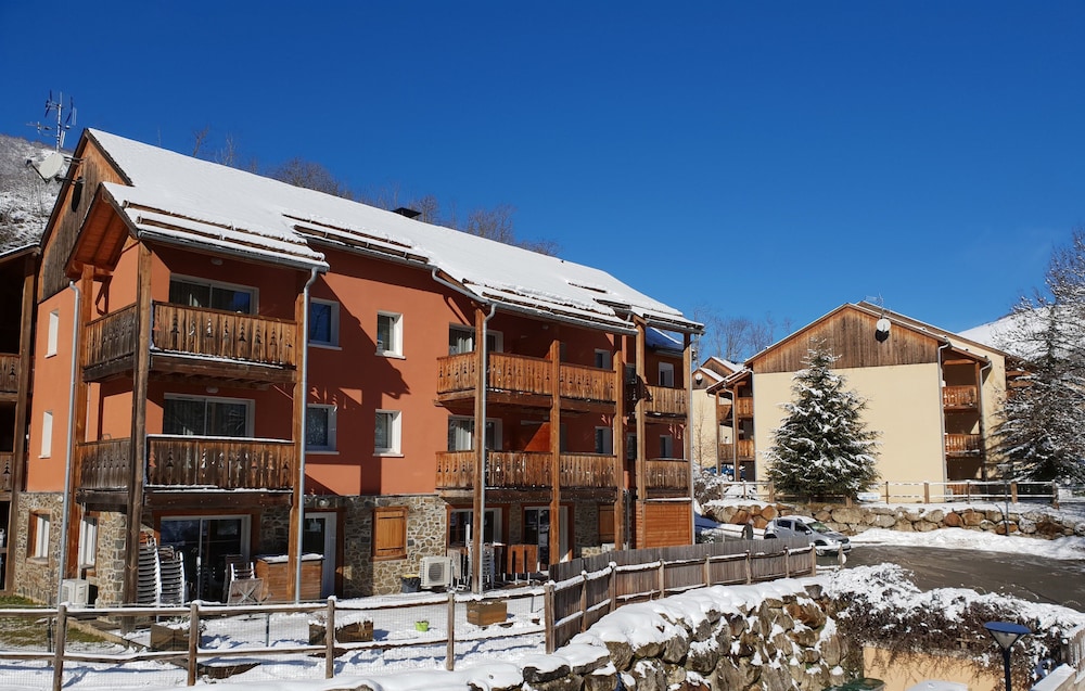 DOMAINE DE LA VALLÉE D´AX 5/63