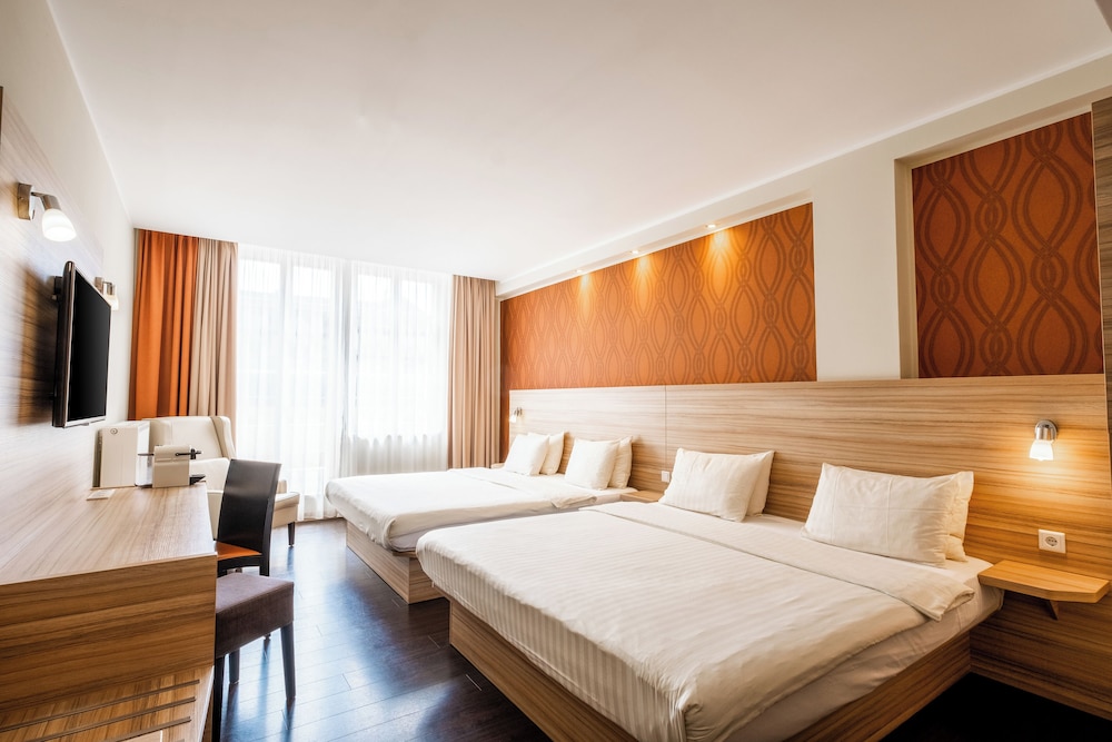 Family, Single, 2 Queen Beds