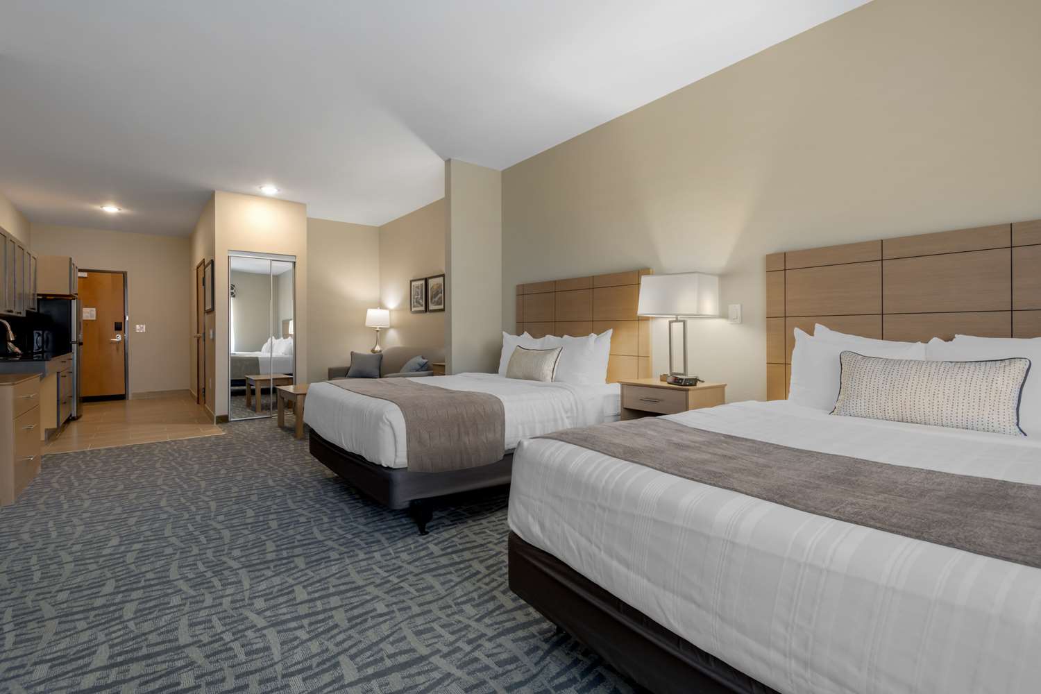 Suite, 2 Queen Beds, Sofa, Kitchenette, Bathtub, Accessible