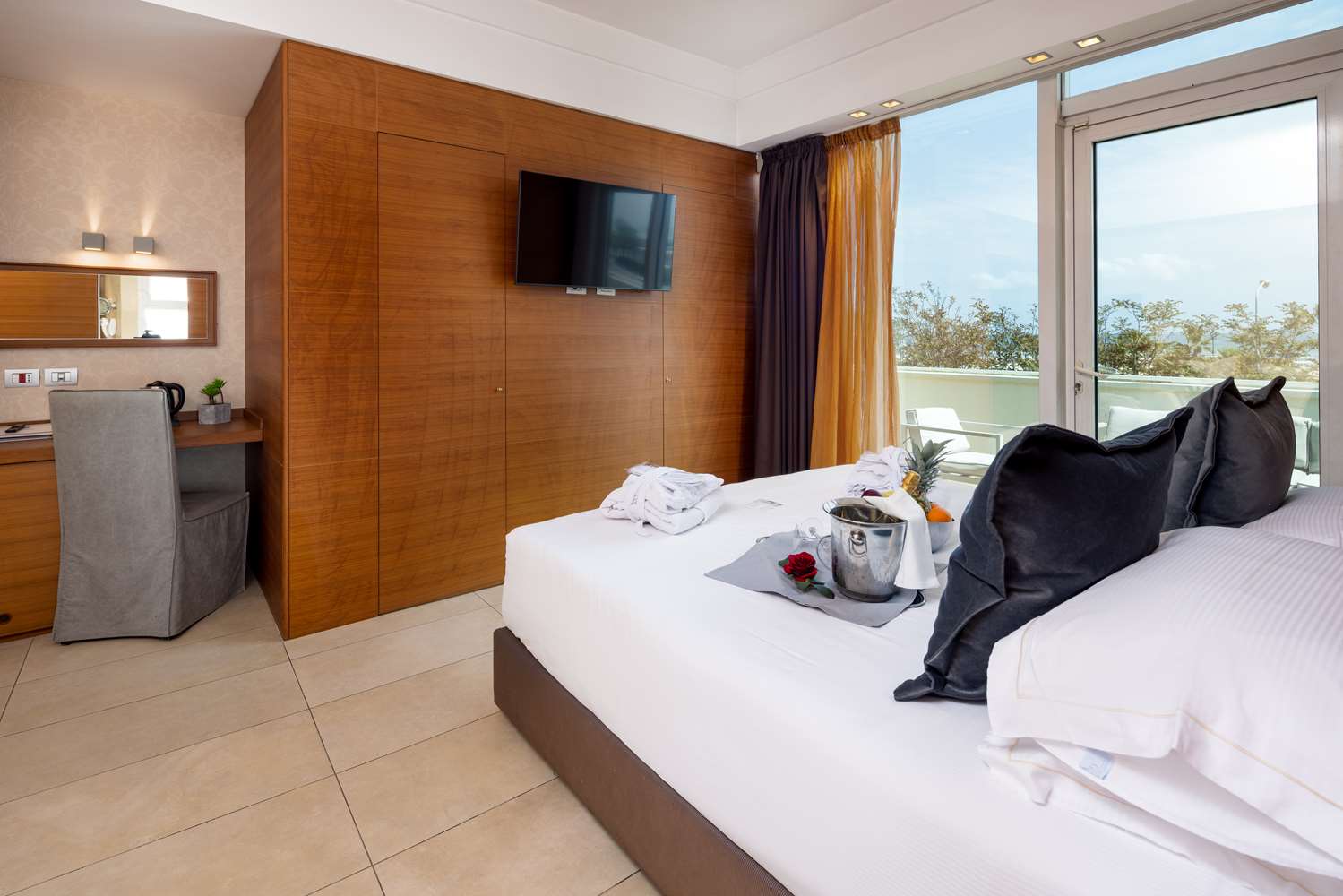 Junior Suite, King and Twin Beds, Front Sea View, Hot Tub
