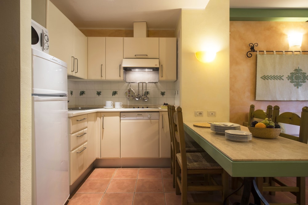 Lantana Resort Hotel and Apartments 26/68