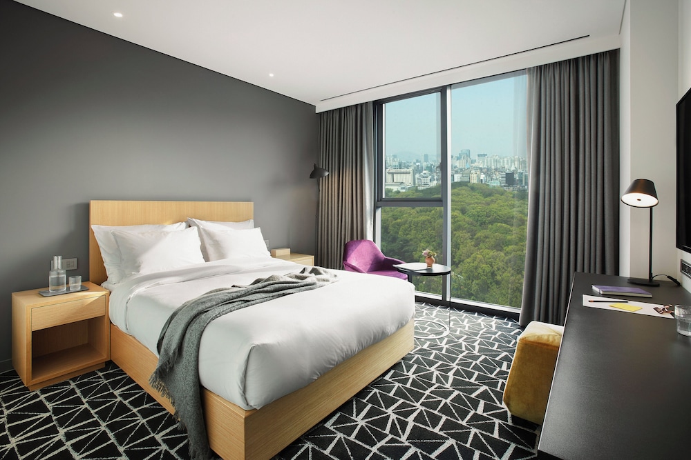 Garden, Standard, Queen Bed