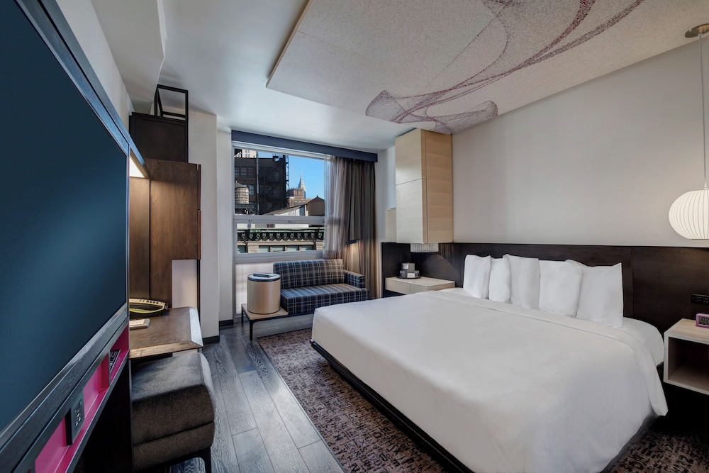 ROOM, KING BED
