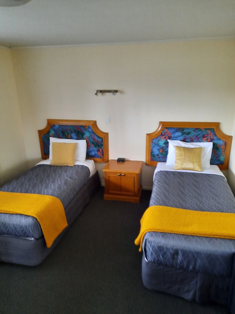 Pembrooke Motor Lodge, Whangarei 15/29