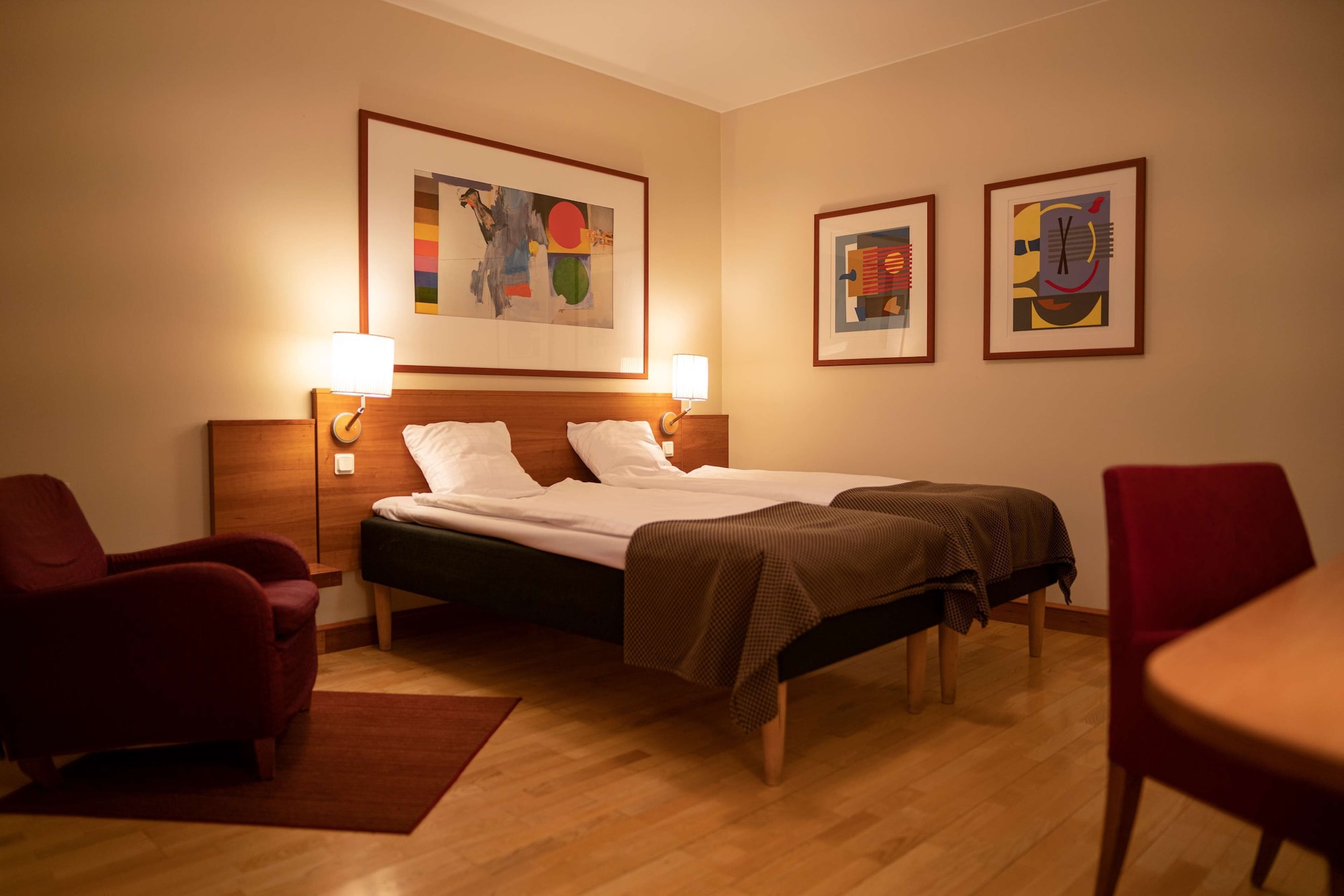 ROOM, QUEEN BED, NO WINDOW