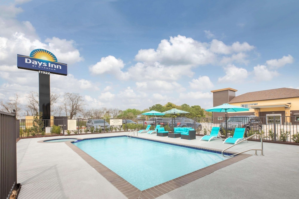 Days Inn & Suites By Wyndham La Porte 1/17