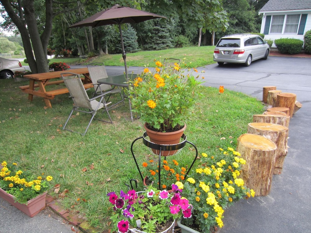 Founder's Brook Motel & Suites 27/48