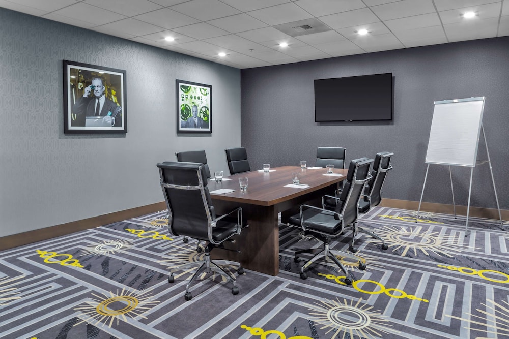 Hampton Inn & Suites Los Angeles/Hollywood 48/52