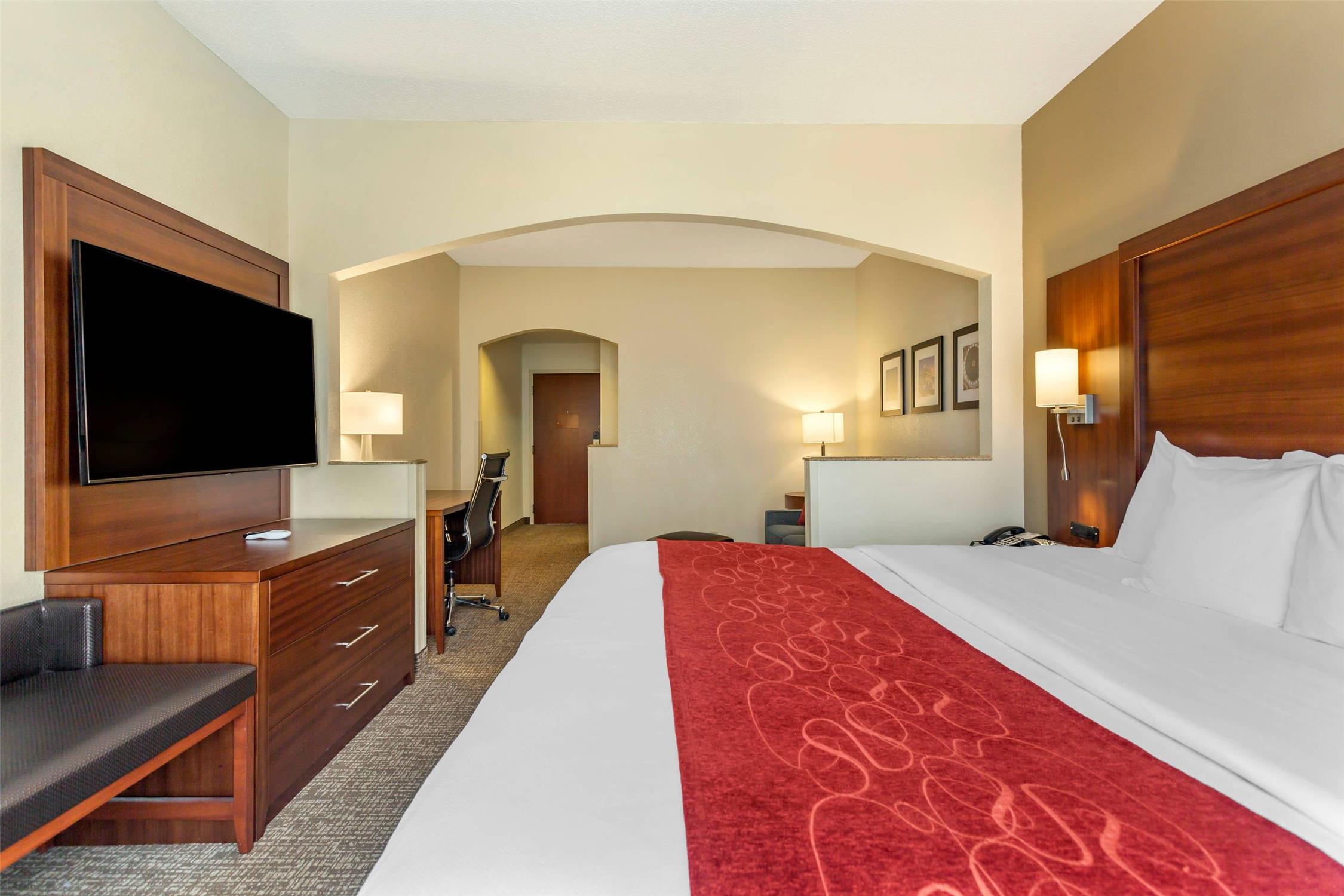 Suite, King Bed, Accessible