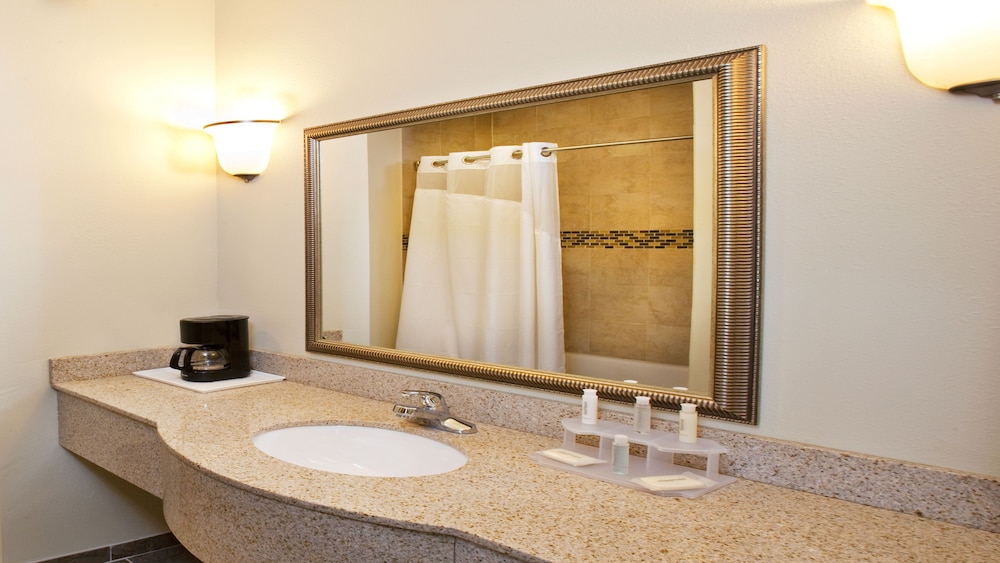 Holiday Inn Express Waterloo-Cedar Falls 25/59