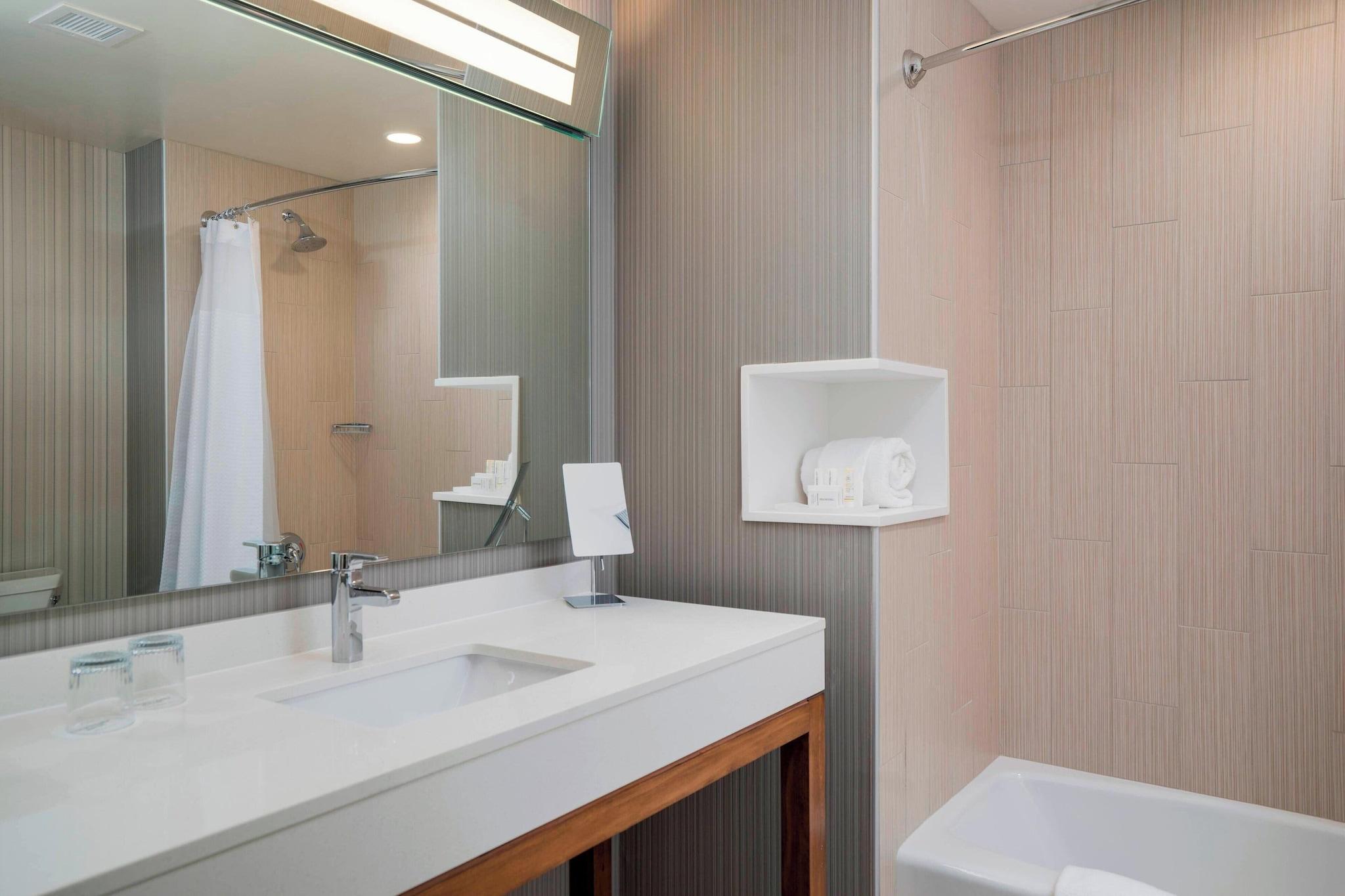 غرفة رباعية لذوي الإعاقة، Courtyard by Marriott Niagara Falls, USA 2/2